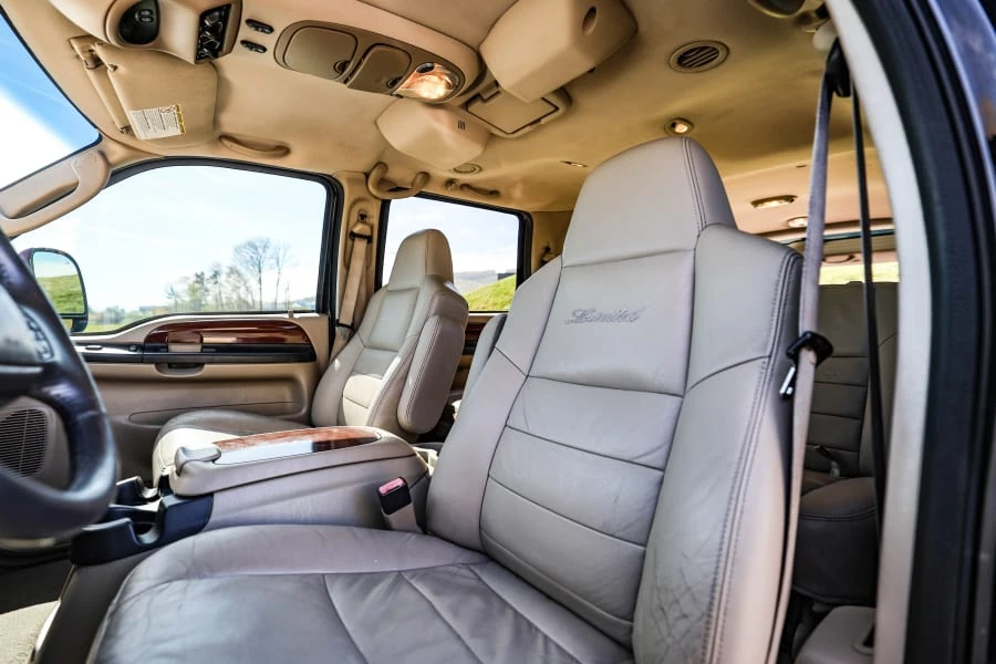 2005 Ford Excursion - Image 17 of 31