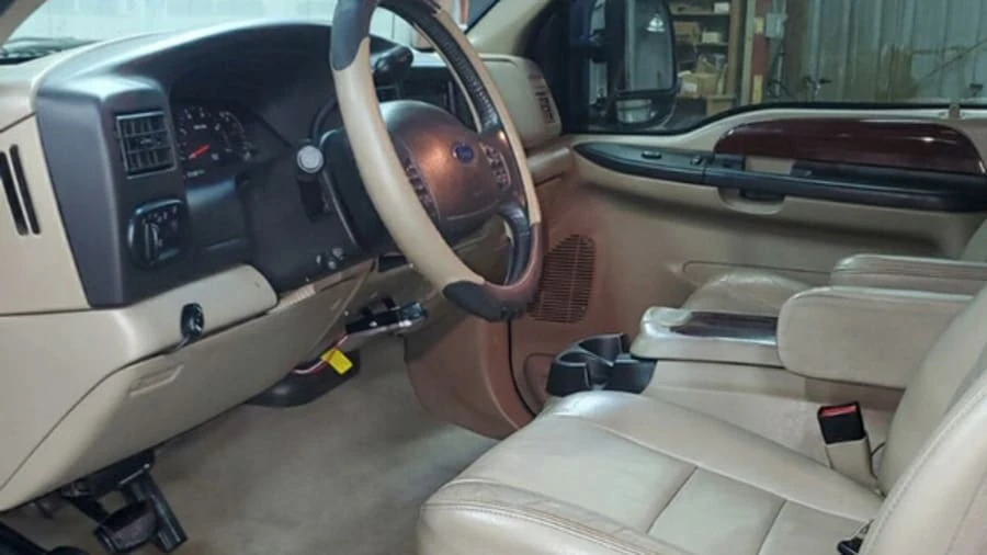 2005 Ford Excursion - Image 2 of 4