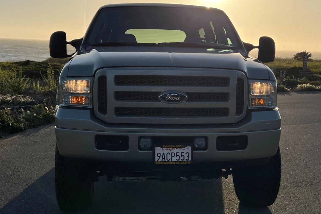 2005 Ford Excursion - Image 2 of 31