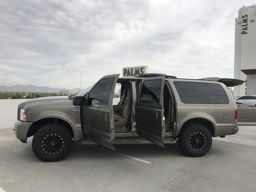 2005 Ford Excursion - Image 2 of 10