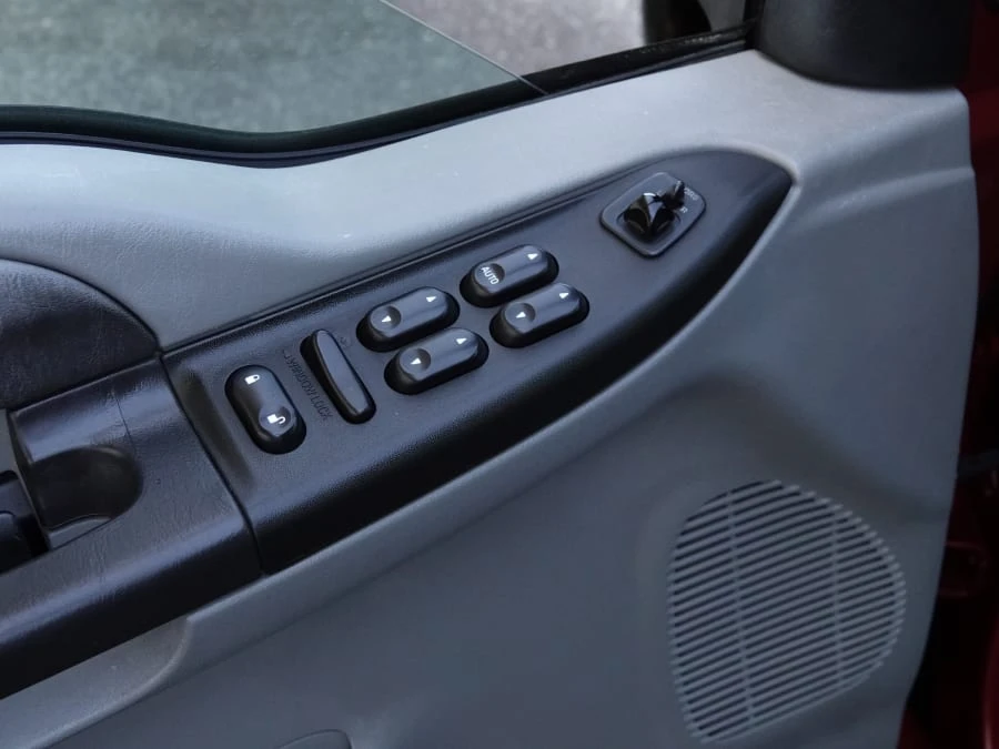 2005 Ford Excursion - Image 25 of 31