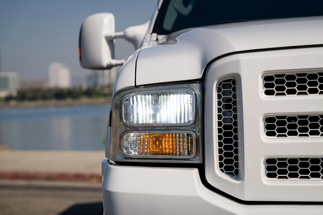 2005 Ford Excursion - Image 18 of 31