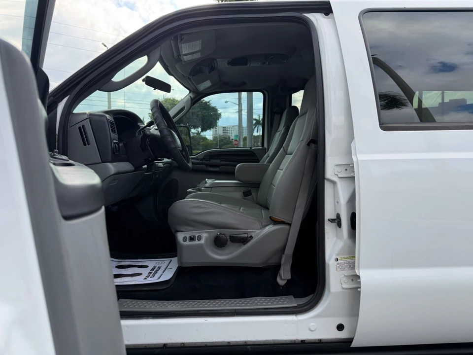 2005 Ford Excursion - Image 15 of 21