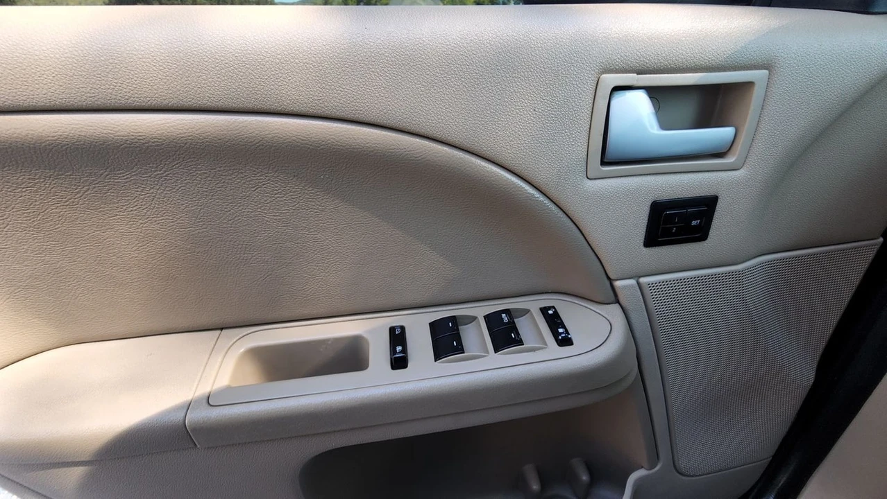 2005 Ford Five Hundred - Image 25 of 31