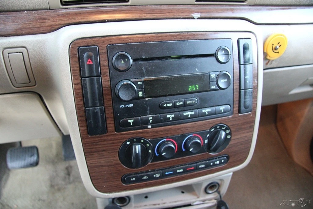 2005 Ford - Image 16 of 21