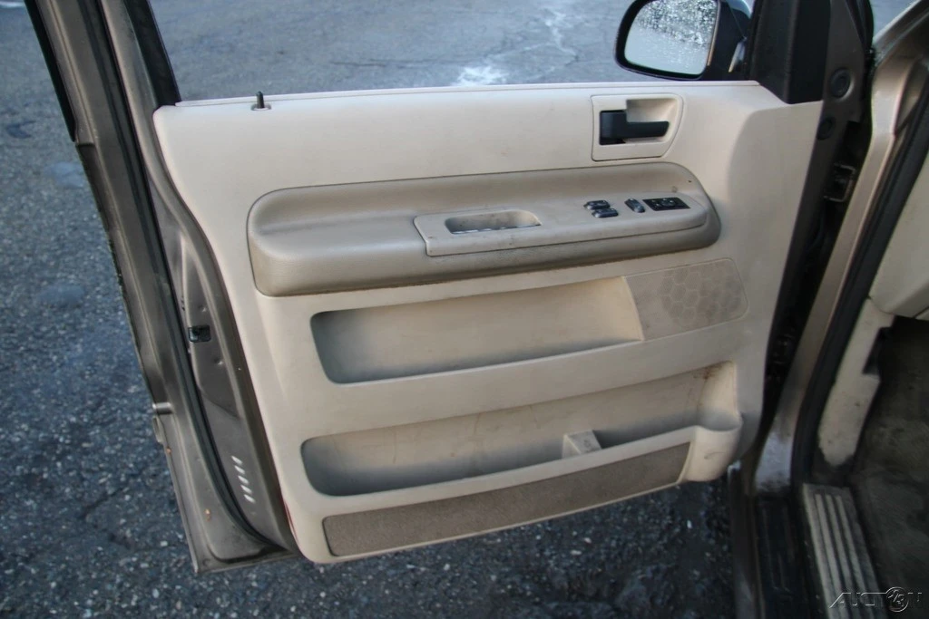 2005 Ford - Image 11 of 21