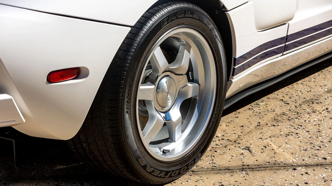 2005 Ford GT 1st Gen - Image 26 of 31
