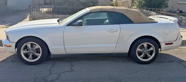 2005 Ford Mustang Convertible 2D