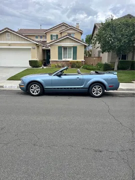 2005 Ford Mustang Convertible 2D
