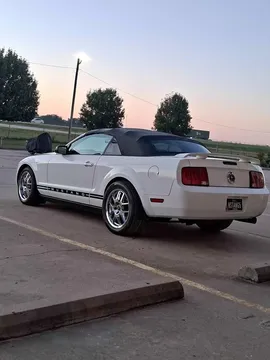 2005 Ford Mustang Convertible 2D