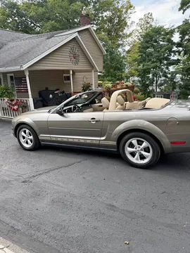 2005 Ford Mustang Deluxe Convertible 2D