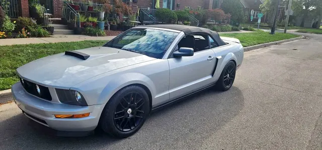 2005 Ford Mustang Deluxe Convertible 2D