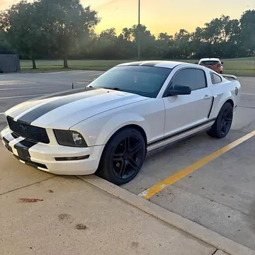 2005 Ford Mustang V6 Deluxe Coupe