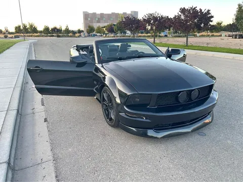 2005 Ford Mustang GT Convertible 2D