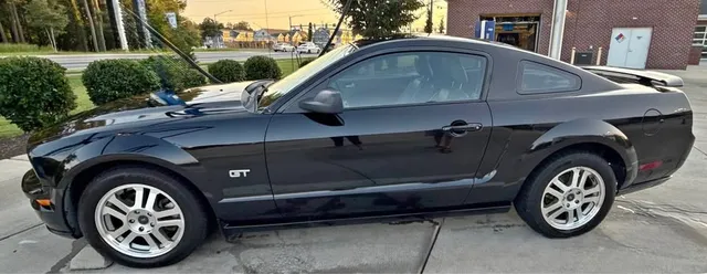 2005 Ford Mustang GT Coupe 2D