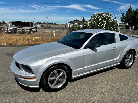 2005 Ford Mustang GT Coupe 2D