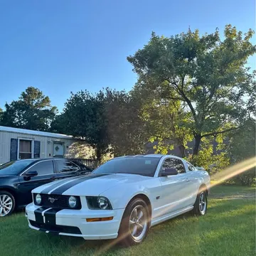 2005 Ford Mustang GT Deluxe Coupe