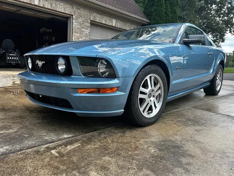 2005 Ford Mustang GT Deluxe Coupe 2D