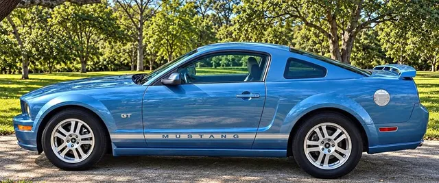 2005 Ford Mustang GT Deluxe Coupe 2D