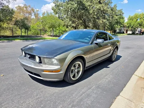 2005 Ford Mustang GT Deluxe Coupe 2D