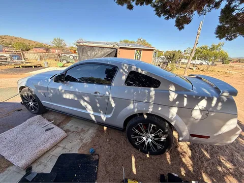 2005 Ford Mustang V6 Coupe 2D