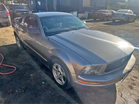 2005 Ford Mustang V6 Coupe 2D