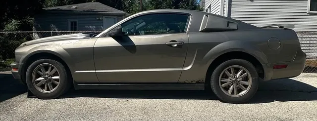 2005 Ford Mustang V6 Premium Coupe 2D