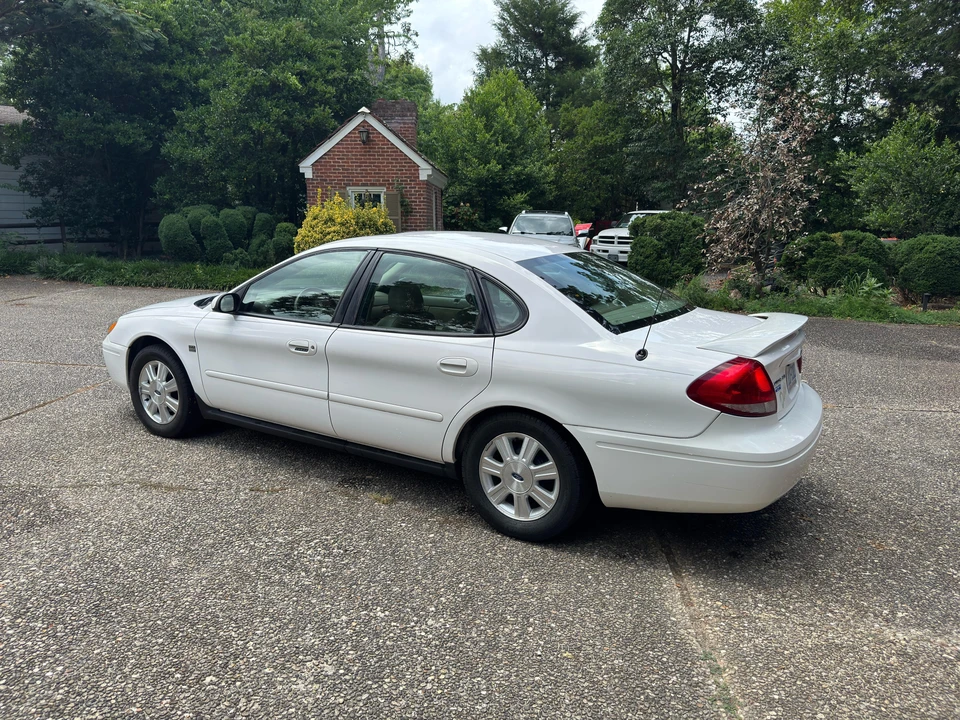 2005 Ford Taurus 4th Gen - Image 15 of 31