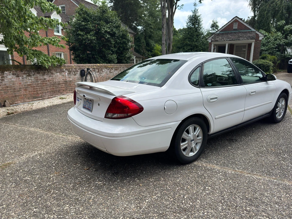 2005 Ford Taurus 4th Gen - Image 17 of 31