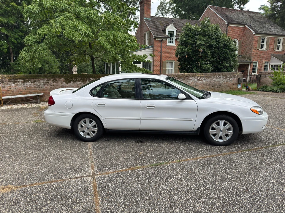 2005 Ford Taurus 4th Gen - Image 19 of 31