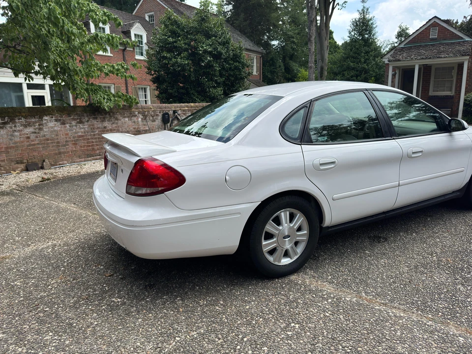 2005 Ford Taurus 4th Gen - Image 28 of 31