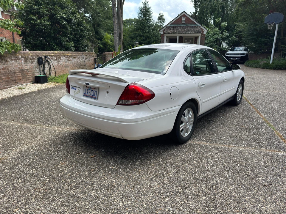 2005 Ford Taurus 4th Gen - Image 16 of 31