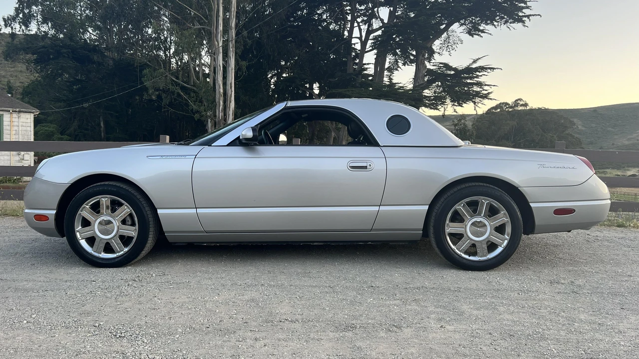 2005 Ford Thunderbird 11th Gen - Image 24 of 31