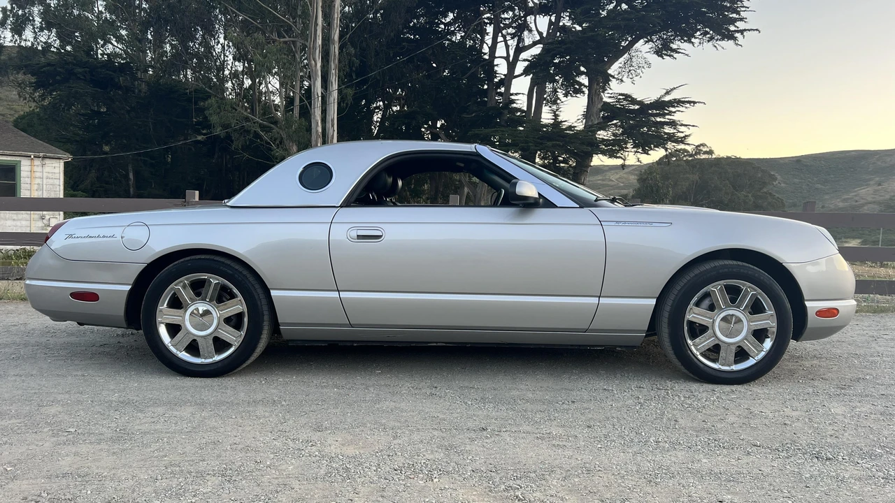 2005 Ford Thunderbird 11th Gen - Image 30 of 31