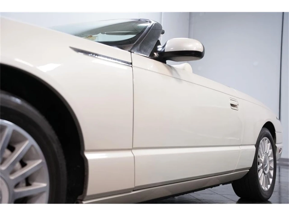 2005 Ford Thunderbird 11th Gen - Image 19 of 31