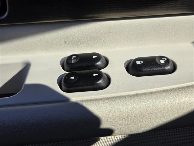 2005 Ford Thunderbird 11th Gen - Image 19 of 21