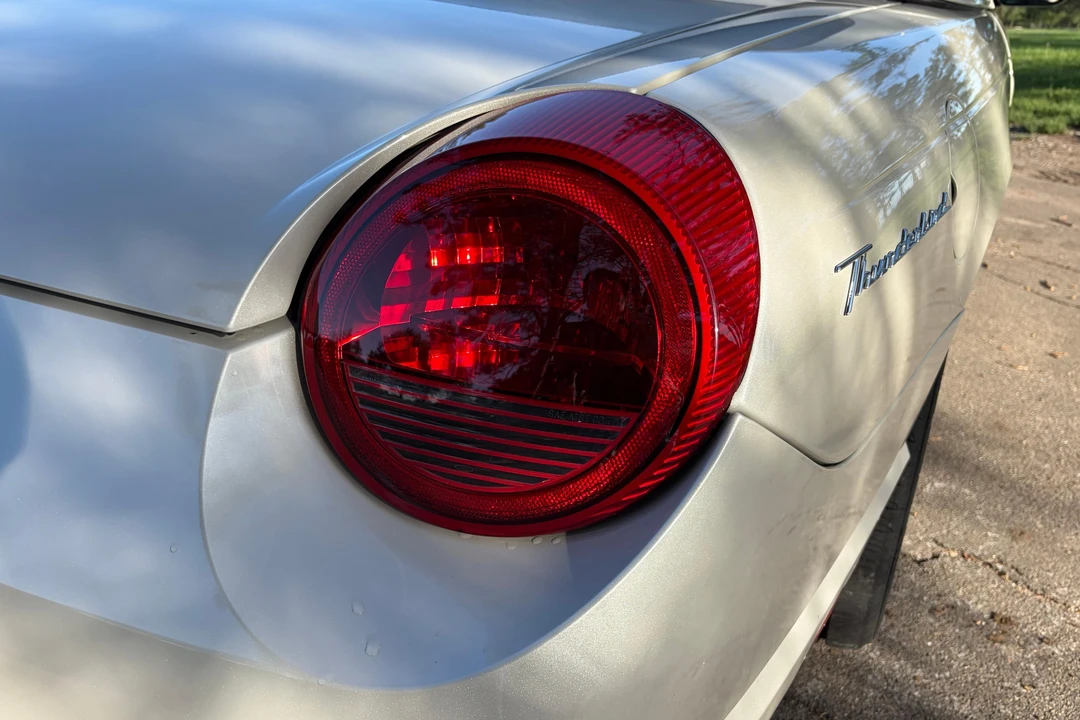 2005 Ford Thunderbird 11th Gen - Image 26 of 31