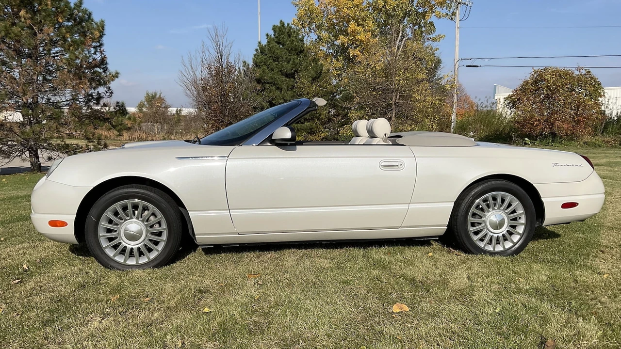 2005 Ford Thunderbird 11th Gen - Image 2 of 27