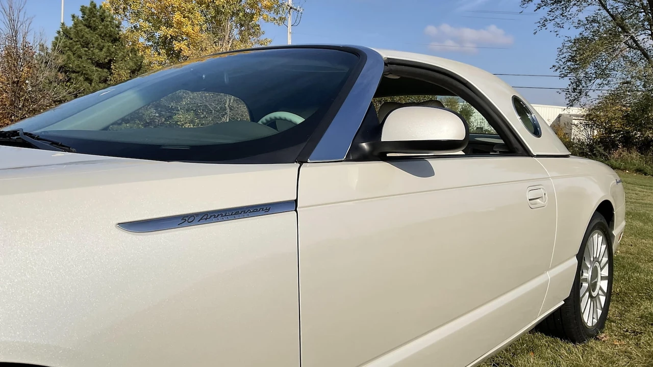 2005 Ford Thunderbird 11th Gen - Image 15 of 27