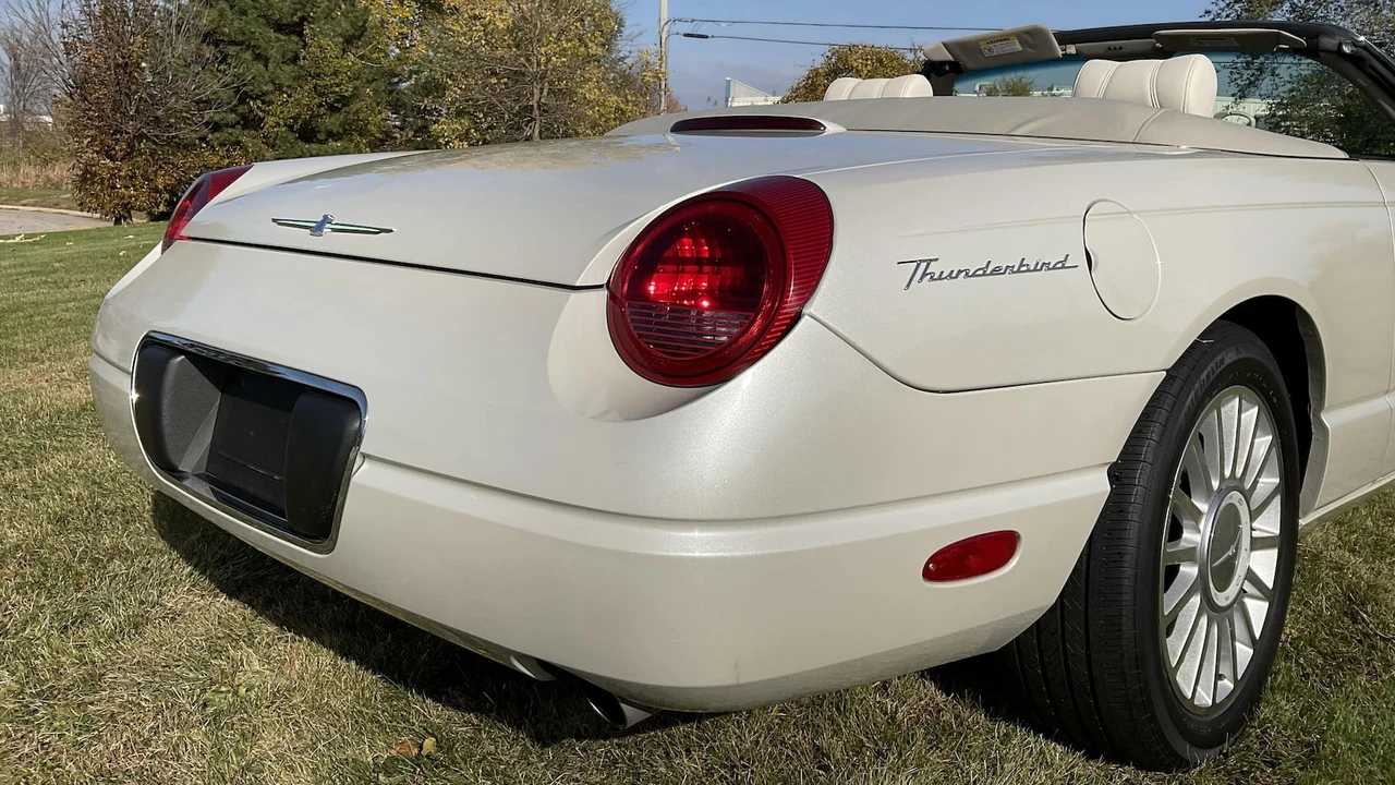 2005 Ford Thunderbird 11th Gen - Image 16 of 27