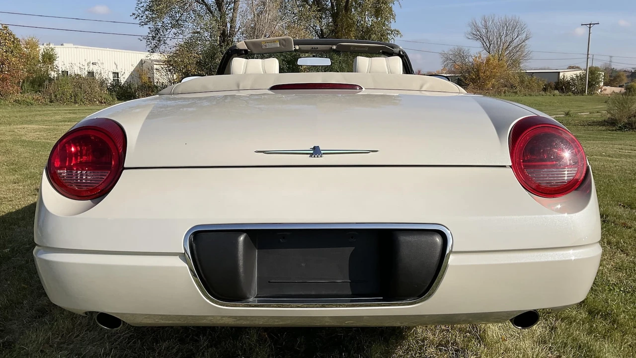 2005 Ford Thunderbird 11th Gen - Image 17 of 27