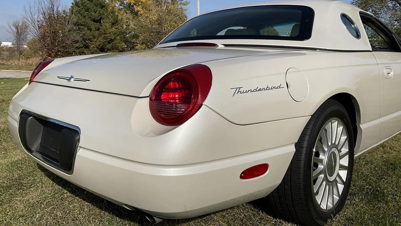 2005 Ford Thunderbird 11th Gen - Image 23 of 27