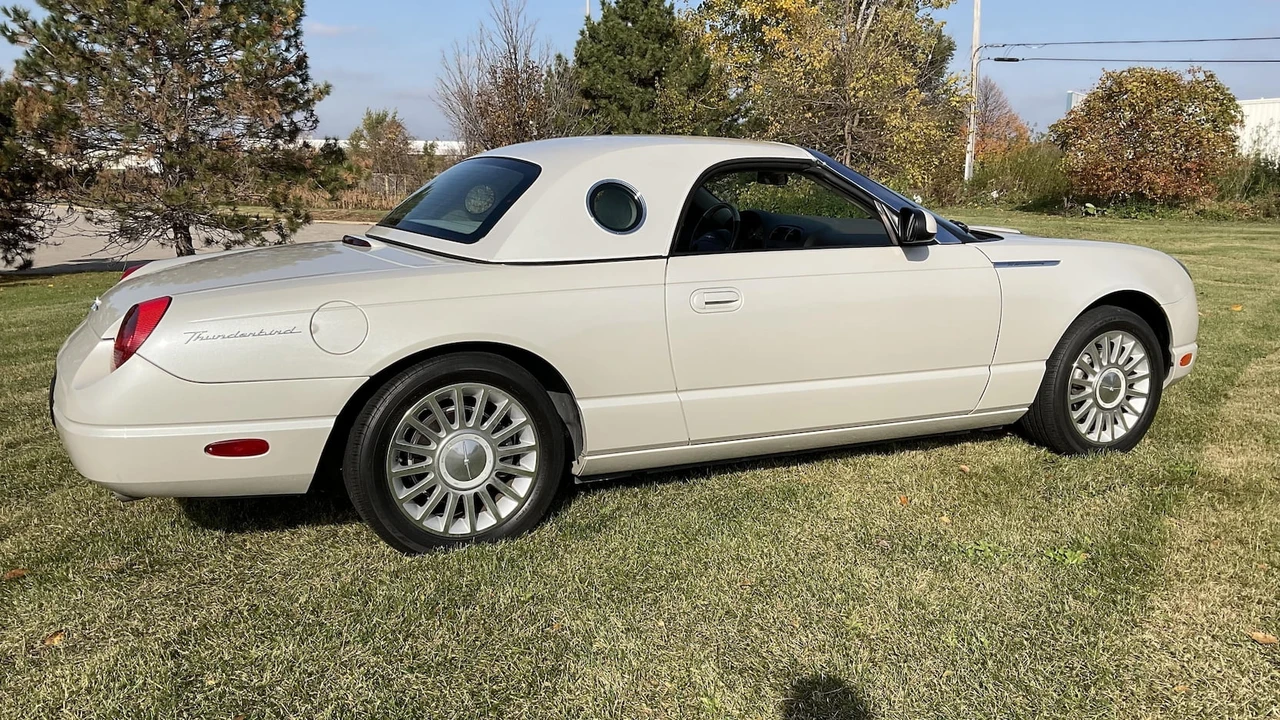2005 Ford Thunderbird 11th Gen - Image 25 of 27