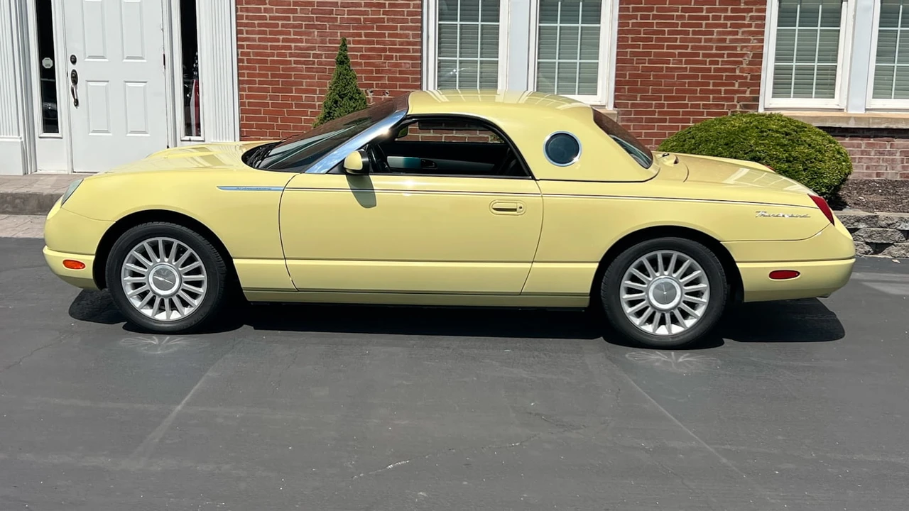2005 Ford Thunderbird 11th Gen - Image 2 of 7