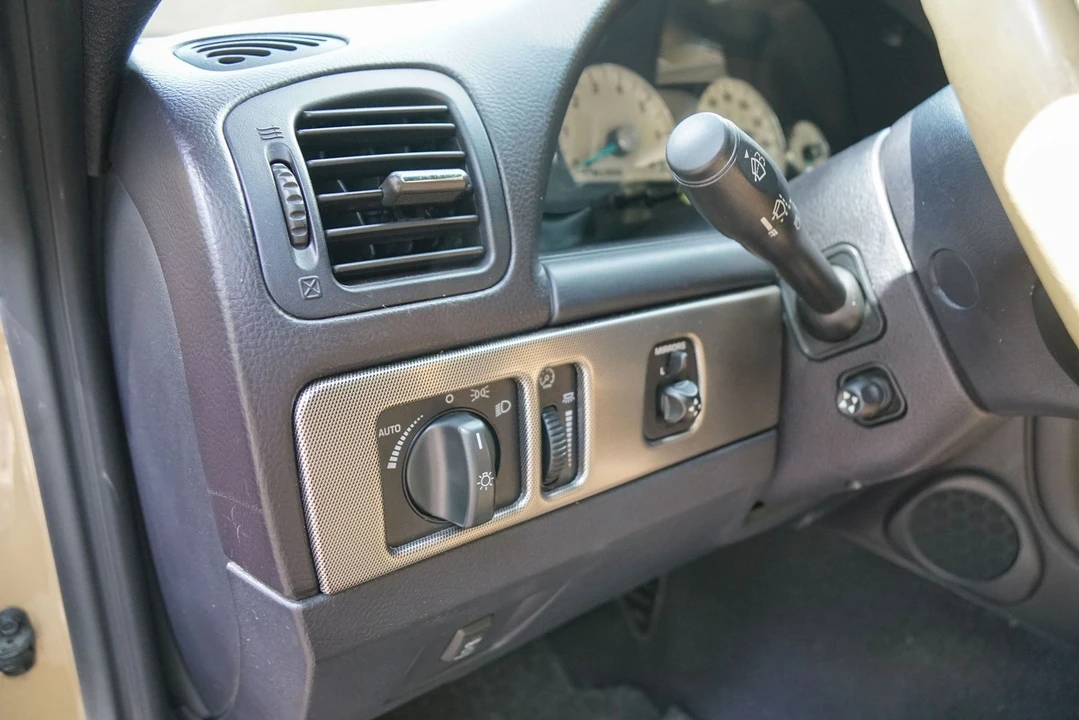 2005 Ford Thunderbird 11th Gen - Image 24 of 31