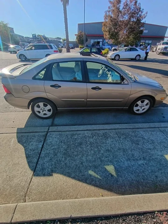 2005 Ford Focus 2nd Gen - Image 2 of 3