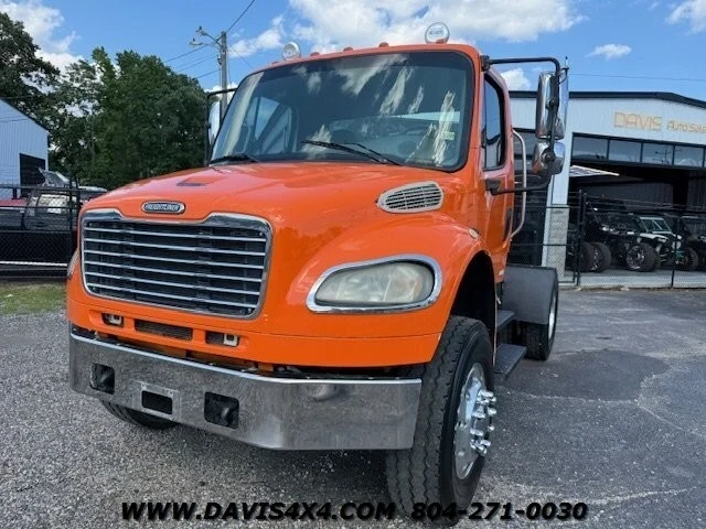 2005 Freightliner - Image 2 of 12
