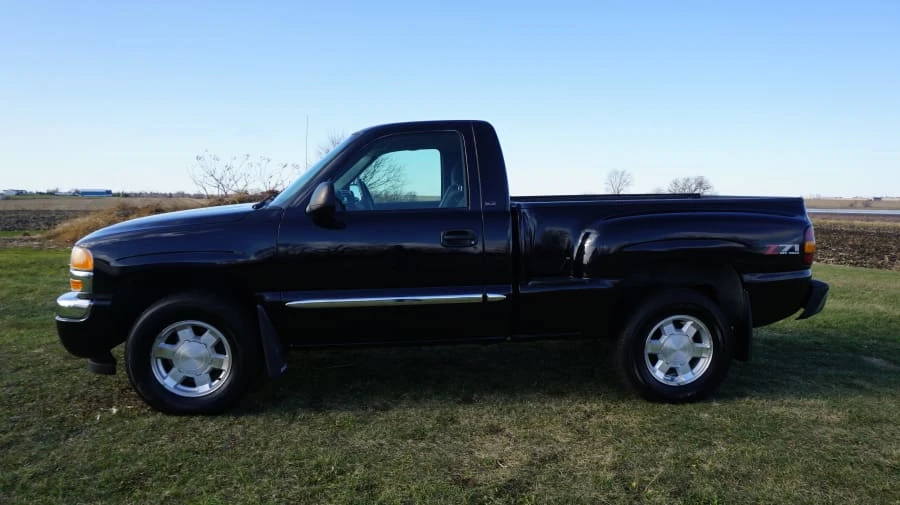 2005 GMC Sierra 2nd Gen - Image 2 of 13