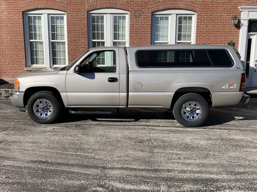 2005 GMC Sierra 2nd Gen - Image 2 of 8