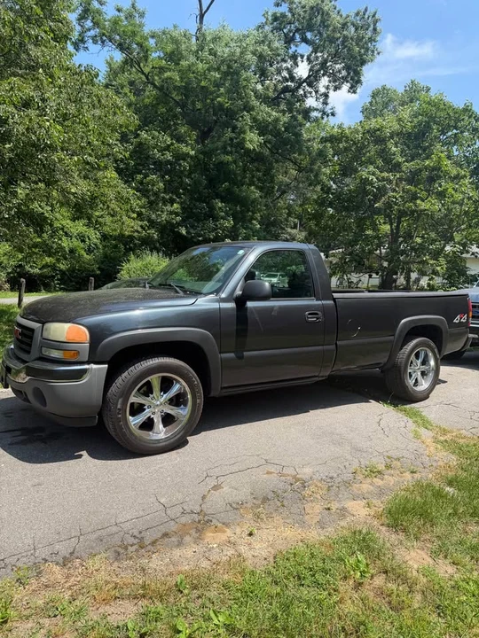 2005 GMC Sierra 2nd Gen - Image 2 of 14